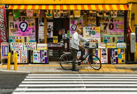 Il Giappone è un Paese per vecchi: oltre 86 mila ultracentenari. E il mercato si adegua