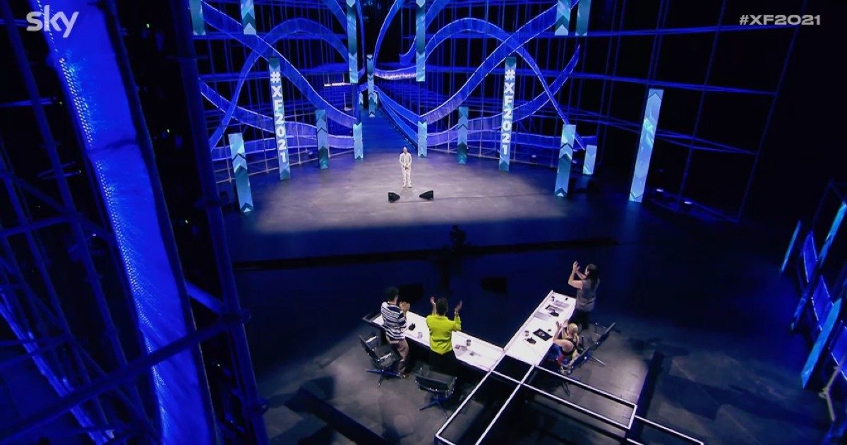 X Factor 2021 Erio Emoziona I Giudici Con La Sua Can T Help Falling In Love Standing Ovation Per Il Cantante Di Livorno Video Il Fatto Quotidiano