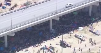 Copertina di Usa, crisi migratoria al confine con il Messico: in 10mila accampati sotto un ponte. Tra luglio e agosto bloccate 400 mila persone