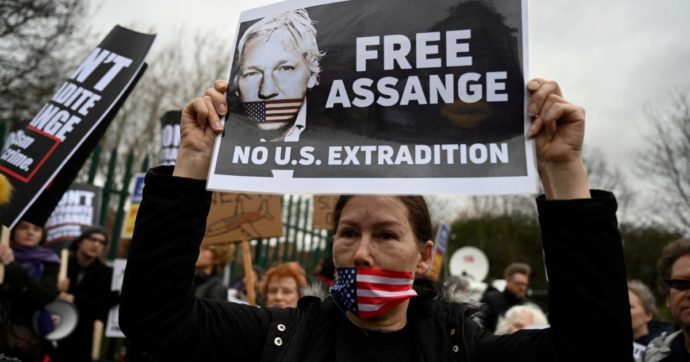 Copertina di Un faro sul potere militar-industriale, quello che vuol farla pagare ad Assange