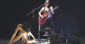 Copertina di “Tutto brucia”, anche la protesta