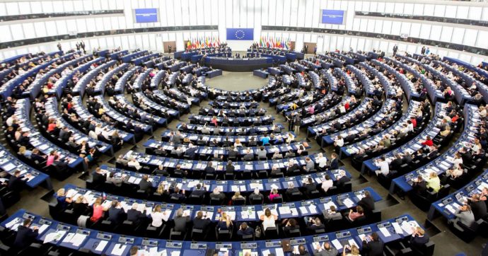 Muri alle frontiere contro i migranti: il Parlamento europeo boccia la proposta dei Popolari per finanziarli