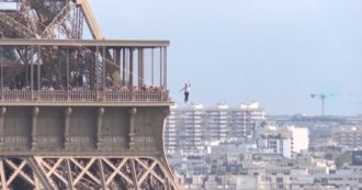 Copertina di Parigi, la traversata del funambolo francese Nathan Paulin: una camminata di 600 metri nel vuoto tra la torre Eiffel e il teatro de Chaillot