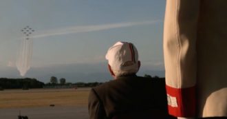 Copertina di Udine, air show internazionale per i 60 anni delle Frecce Tricolori. Mattarella assiste con cappellino e occhiali da sole: “Entusiasmante”