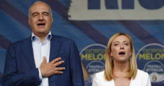 Copertina di “A Enrì, sei stanco?” Meloni fa campagna col pilota automatico