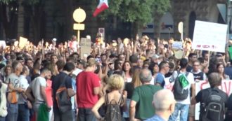 Copertina di Milano, migliaia di ‘No Green pass’ in corteo per le vie del centro al grido di: “Libertà”, “Draghi terrorista” e “Giù le mani dai bambini”