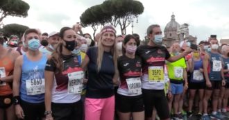 Copertina di Maratona Roma, Raggi partecipa al primo km: “Avevamo bisogno di ritrovarci. Questa è l’edizione della rinascita”