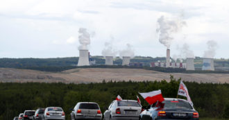 Copertina di Carbone, maxi sanzione Ue alla Polonia: 500mila euro al giorno di multa per aver violato l’accordo sulla chiusura della centrale di Turów