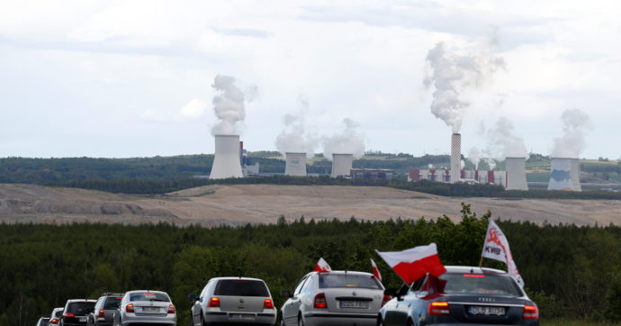 Carbone, maxi sanzione Ue alla Polonia: 500mila euro al giorno di multa per aver violato l’accordo sulla chiusura della centrale di Turów