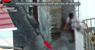 Copertina di Catania, bambini di 10 anni coinvolti nello spaccio di droga: incassavano i soldi e indicavano ai clienti dove ritirare la cocaina – Video