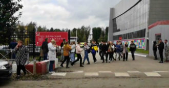 Russia, l’evacuazione degli studenti dopo la sparatoria all’Università di Perm – Video