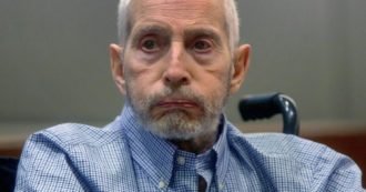 Copertina di Robert Durst, condannato per omicidio il miliardario che confessò per errore: “Li ho uccisi tutti, naturalmente”