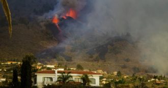 Copertina di Canarie, in corso eruzione vulcanica a La Palma: lava verso le case, evacuate almeno 5mila persone. Il premier Sanchez sull’isola