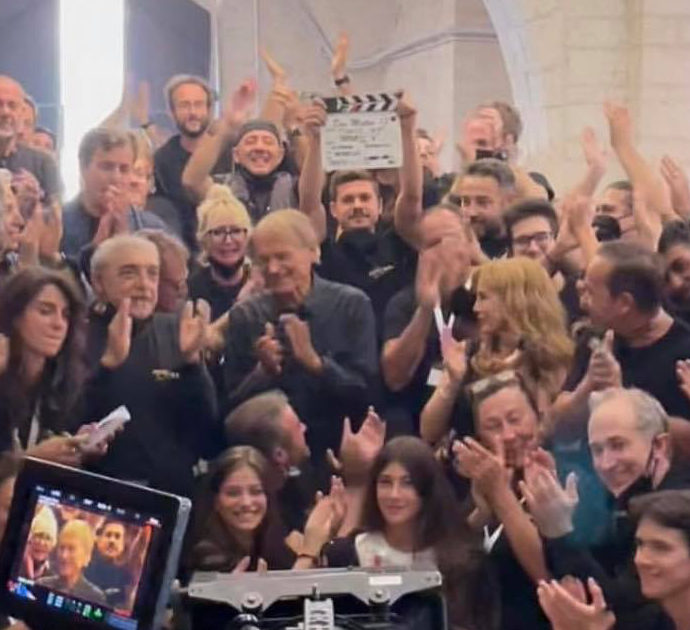 Don Matteo, la commozione di Terence Hill alla fine delle riprese: dice addio alla fiction dopo 20 anni – FOTO