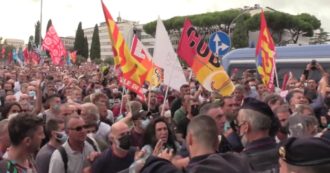 Copertina di Tensione e tafferugli tra la polizia e gli ex lavoratori Alitalia fuori dalla sede di Ita a Roma – Video