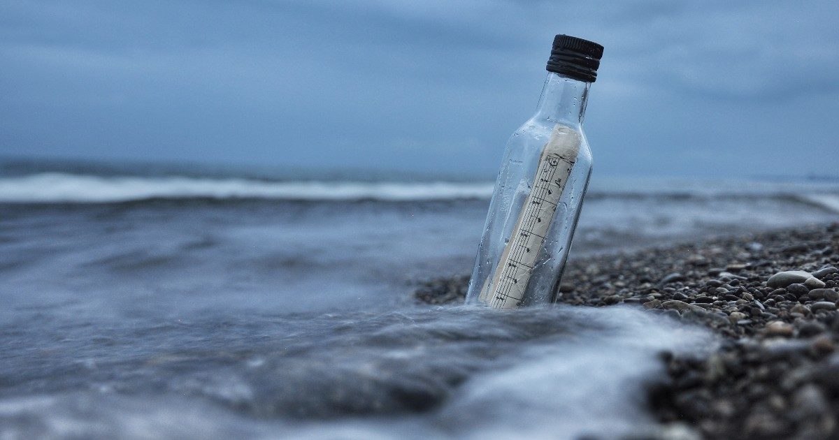 Bottiglia con dentro un messaggio ritrovata dopo 37 anni su una spiaggia delle Hawaii: ecco cos c’è scritto nel biglietto