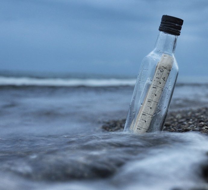 Bottiglia con dentro un messaggio ritrovata dopo 37 anni su una spiaggia delle Hawaii: ecco cos c’è scritto nel biglietto