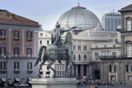 Copertina di Napoli, centro città tappezzato di poster con bestemmie per la mostra sulla blasfemia. Il Comune: “Saranno rimossi”