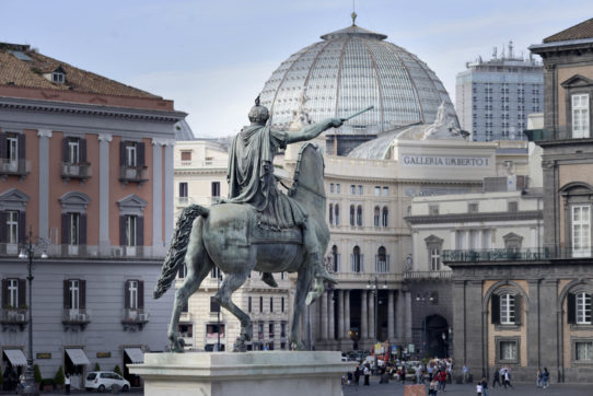 Napoli, centro città tappezzato di poster con bestemmie per la mostra sulla blasfemia. Il Comune: “Saranno rimossi”