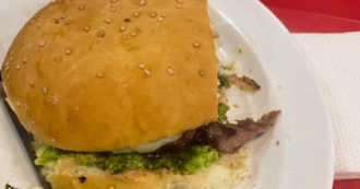 Copertina di Donna trova un dito umano nell’hamburger: la scena raccapricciante in un fast food – ATTENZIONE IMMAGINI FORTI