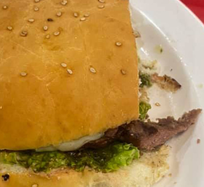 Donna trova un dito umano nell’hamburger: la scena raccapricciante in un fast food – ATTENZIONE IMMAGINI FORTI