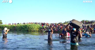Copertina di “Ci trattano come cani”: i migranti dal Messico attraversano il Rio Grande per raggiungere gli Stati Uniti – Video
