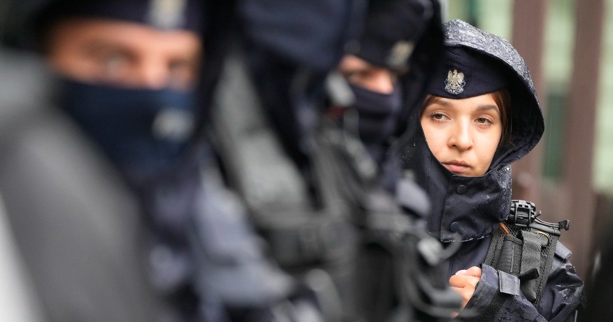 Polonia, i 3 km ‘blindati’ al confine con la Bielorussia dove i migranti muoiono per il freddo. L’Ue punisce Minsk: “Favorisce il traffico”