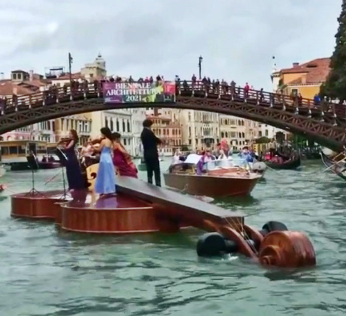 Venezia, i musicisti suonano a bordo di un violino gigante sul Canal Grande – Video