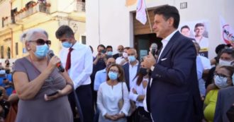 Copertina di Conte in Puglia passa il microfono a una signora del pubblico: “Mio figlio ha perso il lavoro, grazie al Reddito mantiene la sua famiglia”