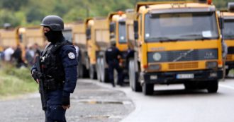 Copertina di Kosovo, la polizia impone targhe temporanee alle auto in arrivo dalla Serbia: tensioni al Nord