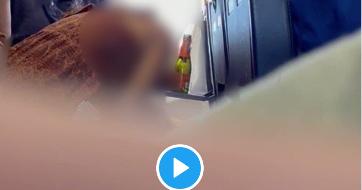 Coppia fa sesso orale su un volo Ryanair, il passeggero seduto accanto li riprende e pubblica il video sui social