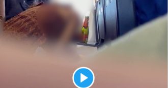 Copertina di Coppia fa sesso orale su un volo Ryanair, il passeggero seduto accanto li riprende e pubblica il video sui social