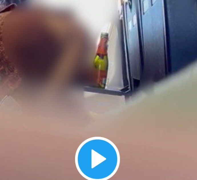 Coppia fa sesso orale su un volo Ryanair, il passeggero seduto accanto li riprende e pubblica il video sui social