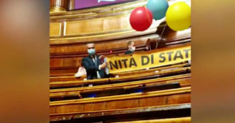 Copertina di Riforma processo penale, i senatori di Alternativa c’è liberano in Aula palloncini con scritto “vergognatevi” – Video