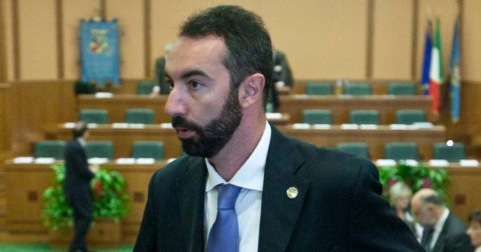 Regione Lazio, il consigliere no vax Davide Barillari bloccato fuori dall’aula. Il presidente del Consiglio: “Si entra col Green pass”