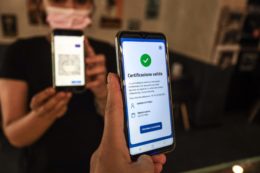 Copertina di “Non solo Agamben”: oltre 100 filosofi contestano il loro collega e firmano un documento a favore di Green pass e vaccini – Il testo