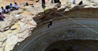 Copertina di Per la prima volta in fondo al “Pozzo dell’Inferno”: gli speleologi si calano per 110 metri – Video