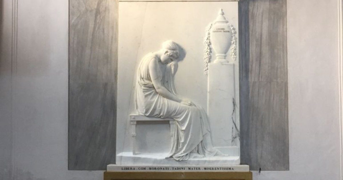 Riecco la Stele Tadini, l’ultimo capolavoro di Canova torna visibile dopo il restauro. E sarà esposta come 200 anni fa: a lume di candela