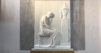 Copertina di Riecco la Stele Tadini, l’ultimo capolavoro di Canova torna visibile dopo il restauro. E sarà esposta come 200 anni fa: a lume di candela