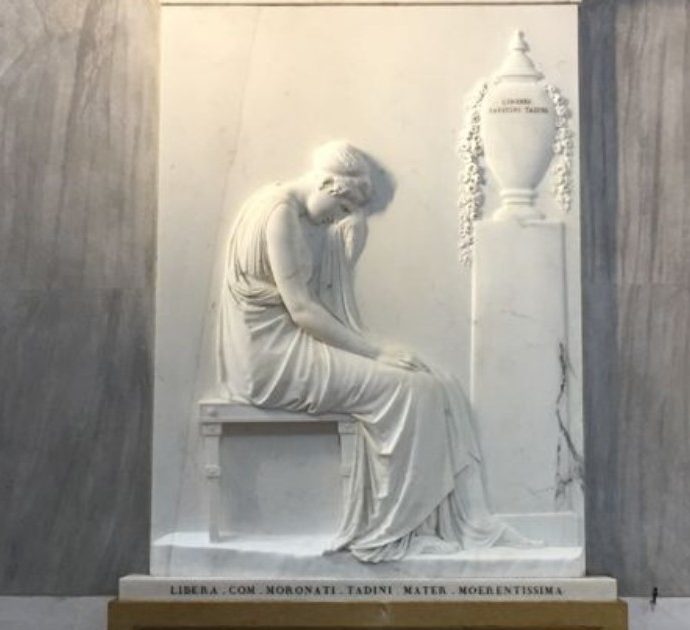Riecco la Stele Tadini, l’ultimo capolavoro di Canova torna visibile dopo il restauro. E sarà esposta come 200 anni fa: a lume di candela