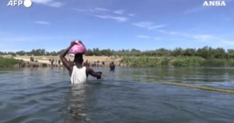 Copertina di Migliaia di haitiani ammassati al confine tra Messico e Stati Uniti: le immagini della fuga attraverso il Rio Grande – Video