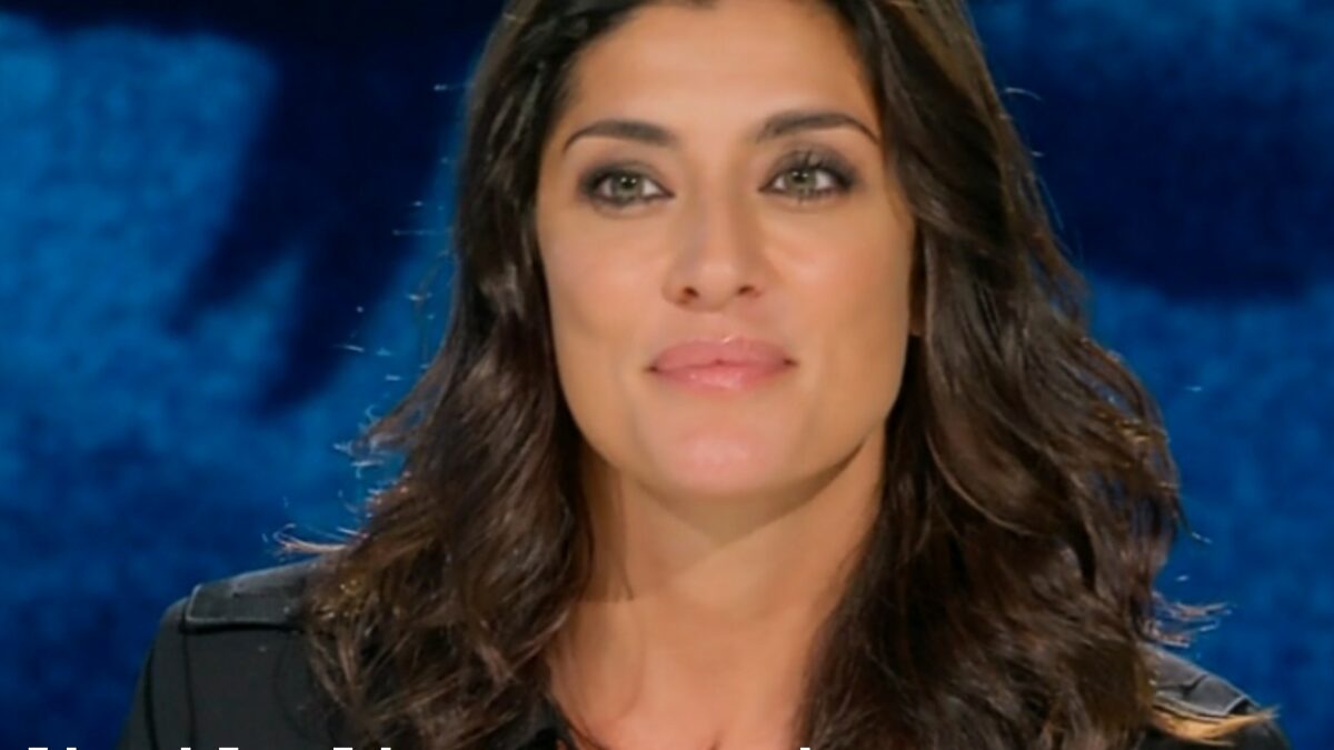 Gaffe social per Elisa Isoardi che posta la foto del “toto-morti” della redazione del suo programma: 22 nomi di personaggi noti con relative età
