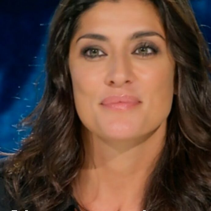 CartaBianca, Elisa Isoardi nel ruolo di opinionista attacca i no vax: “Preoccupati di cosa contiene il vaccino e non di cosa mangiamo”