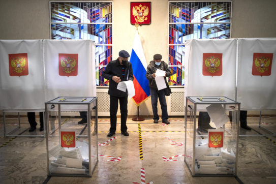 Copertina di Dopo le urne le polemiche per i brogli: metà dei voti del partito di Putin sono fasulli