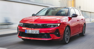 Copertina di Opel Astra, al debutto la nuova generazione. Ora benzina, diesel e ibrida, ma dal 2023 anche elettrica – FOTO