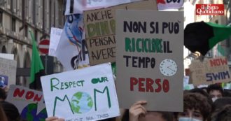 Copertina di Fridays For Future, in migliaia in piazza a Milano: “Cingolani ministro della finzione ecologica. Anni di promesse politiche, ma servono fatti”