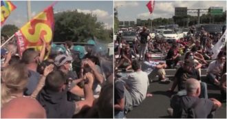 Copertina di Alitalia, scontri con la polizia allo sciopero generale del trasporto aereo: i lavoratori bloccano l’autostrada Roma-Fiumicino – Video