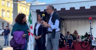 Copertina di No vax sale sul palco e interrompe Letta a Trieste, il segretario Pd: “Tutto questo è figlio dell’ambiguità creata da politica irresponsabile”