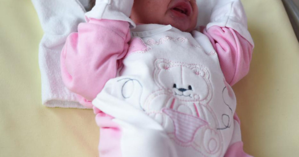 Prima neonata in Italia con due cognomi: “Prima quello della madre e poi quello del padre”