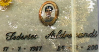 Copertina di Aldrovandi, 16 anni fa la morte del ragazzo ucciso da quattro poliziotti. La mamma Patrizia Moretti: “Federico nel cuore”